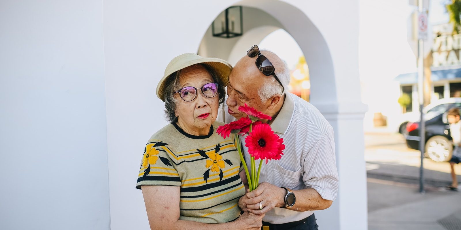 Älteres Pärchen mit gerbera