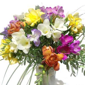 Blumenstrauß mit bunten Freesien und Gräsern
