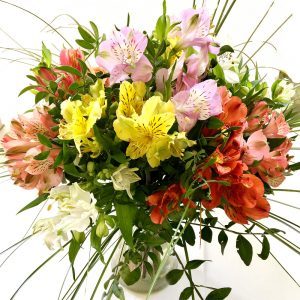 Bunter Blumenstrauß mit Alstromerien