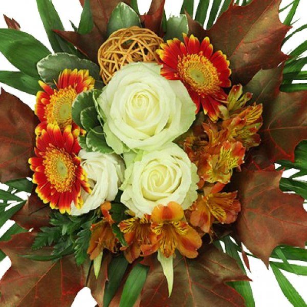 Blumenstrauß weiße Rosen, EIchenlaub, Gerbera