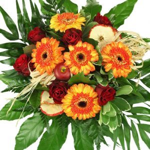 Strauß mit roten Rosen und orangen Gerbera