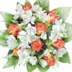 Blumenstrauß mit gelb-roten Rosen und weißen Alstromerien