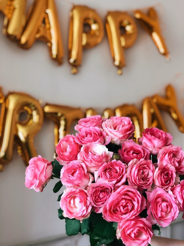 Rosa ROsen mit Happy Birthday Ballons