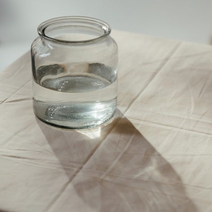 Glasvase mit Wasser
