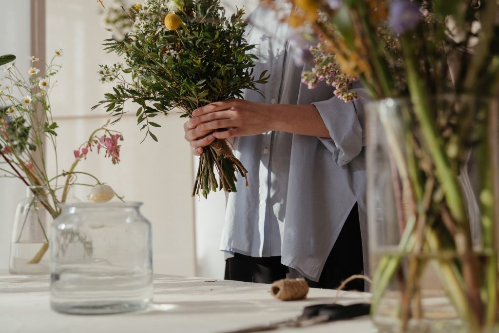 Frau mit Blumen in Vase