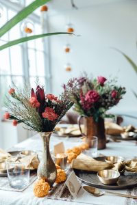 Weihnachtstisch dekoriert mit Blumensträuße