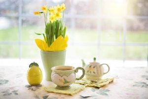 Frühstückstisch mit Narzissen