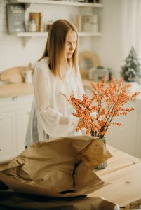 Frau arrangiert Ilex