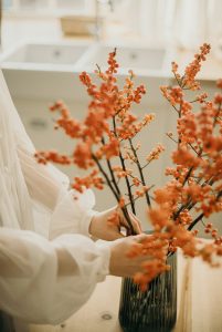 Frau arrangiert Ilex