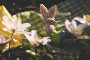 Deko Osterhase zwischen Blumen