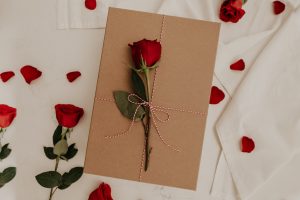 Rote Rose auf braunem Umschlag