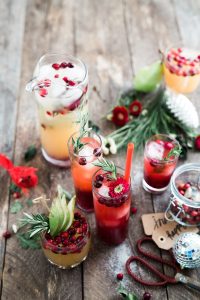 Weihnachtstisch mit Gläsern