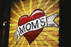 Hauswand mit Herz und Mom