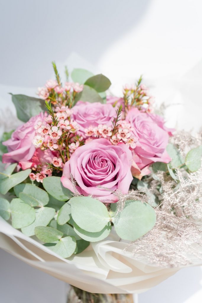Rosen mit Eucalyptus