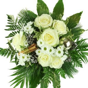 Weihnachts Blumenstrauß mit weißen Rosen und Dekoration