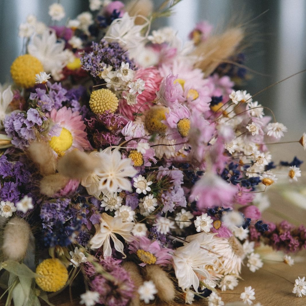 Trockenstrauß mit weißen, rosa, pinke Blumen