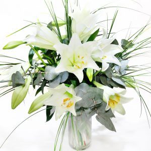 Blumenstrauß mit weißen Lilien und Eukalypthus