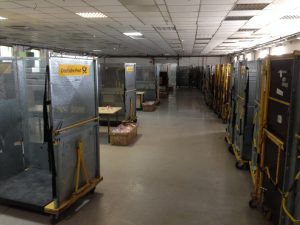 Halle DHL-Wagen