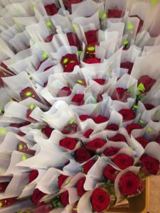 Rote Rosen in Tüte von oben