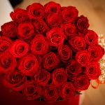 Im Kreis gebundene rote Rosen