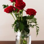 Edelrose Red Naomi in der Vase