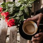 Rosen und Tasse Kaffee von oben
