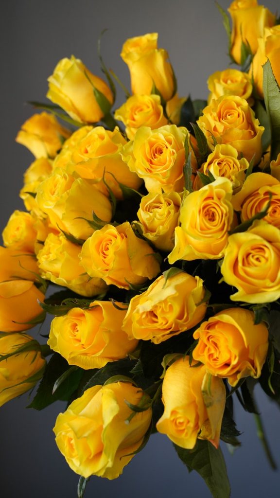 Bund mit gelben Rosen