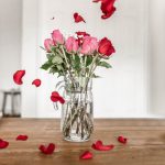 Rot, rosa, pinker Rosenstrauß mit Rosenblätter