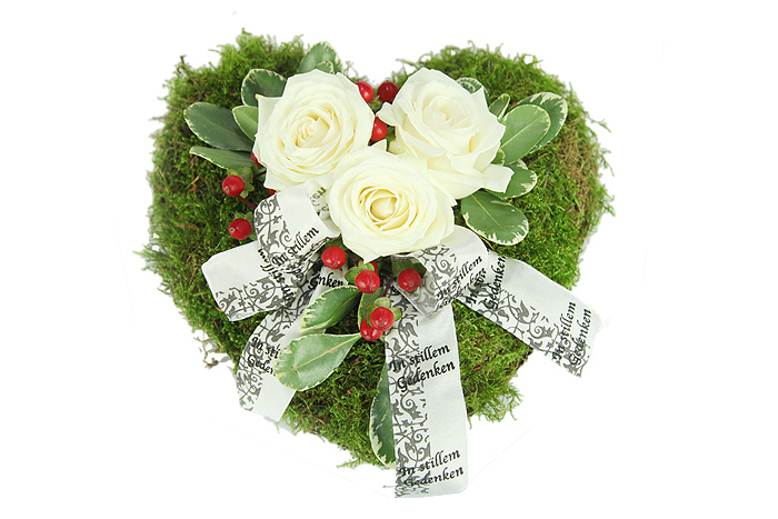Herz mit Moos und weißen Rosen