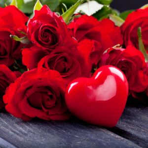 Herz mit Rosen von vorne