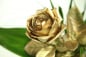 Goldene Rose mit Schnittgrün, Gräsern und gratis Vase