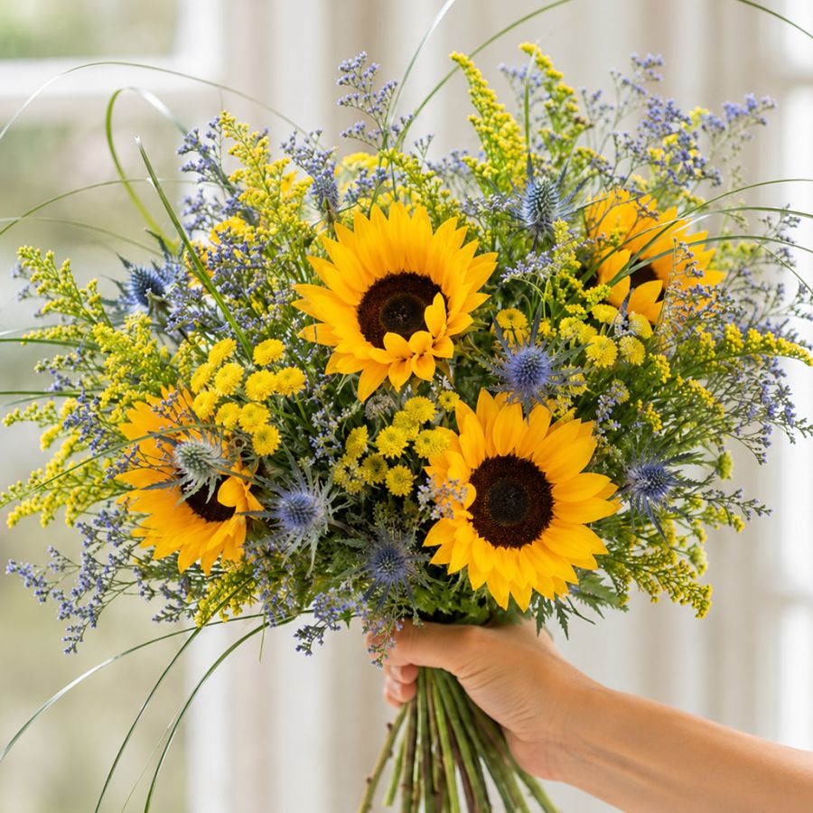 Sommer-Wiesenstrauß mit Sonnenblumen