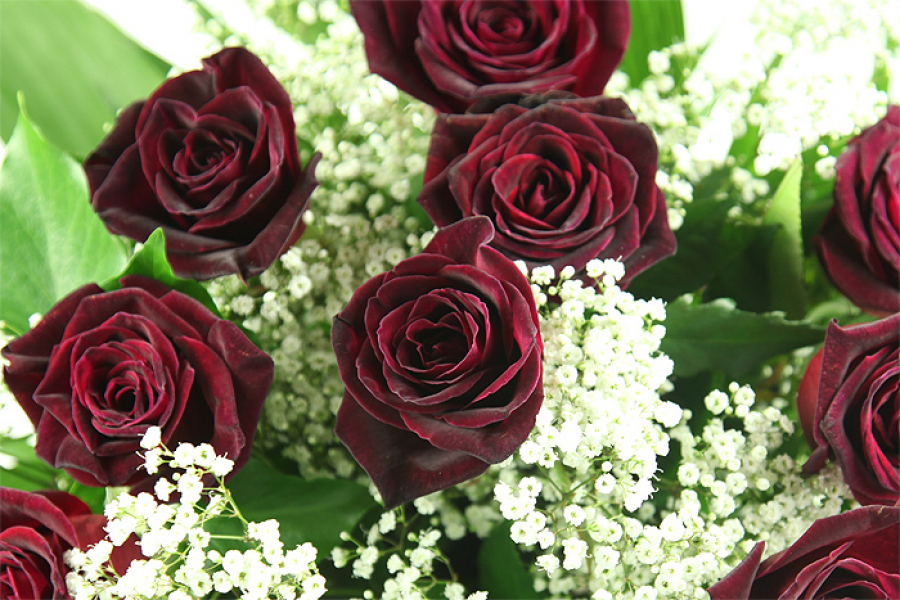 Blumenstrauß mit schwarzen Rosen