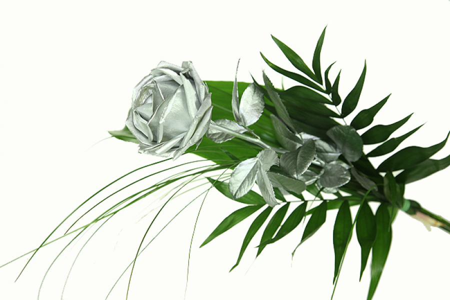 Silberne Rose mit Schnittgrün, Gräsern und gratis Vase