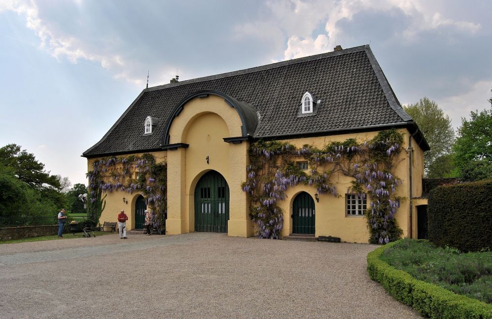 Burg Linn in Krefeld als Stadtmotiv f&uuml;r den Blumenversand