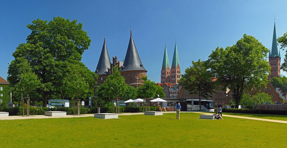 Holstentor und Altstadt in L&uuml;beck als Stadtmotiv f&uuml;r den Blumenversand