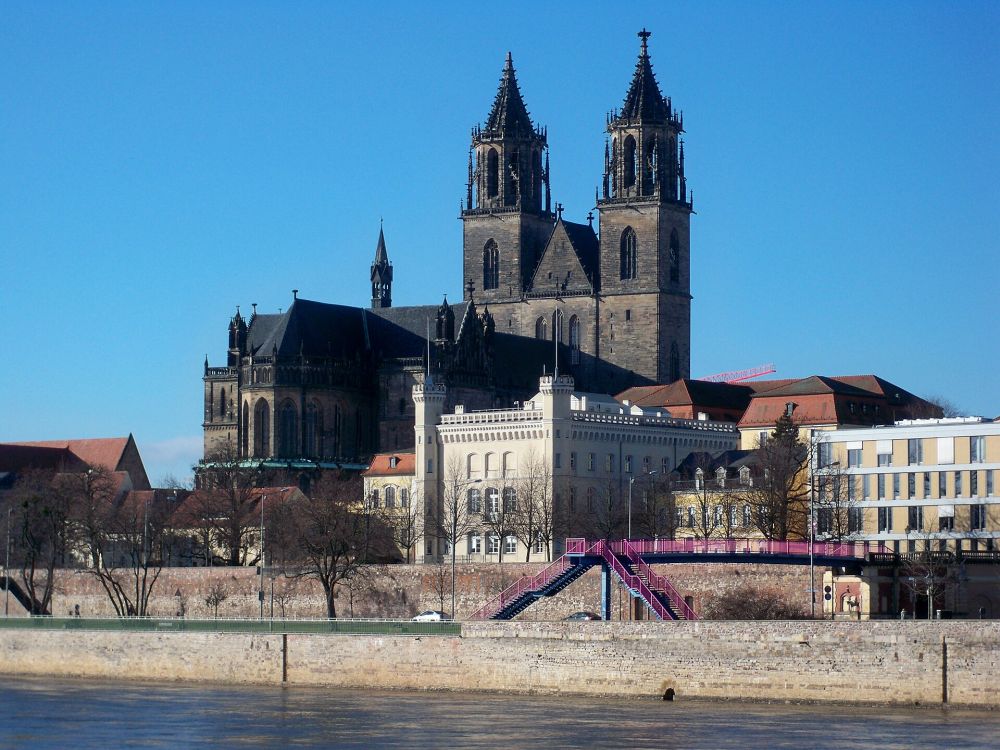 Magdeburger Dom an der Elbe als Stadtmotiv f&uuml;r den Blumenversand
