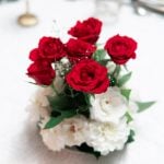 Rote und weiße Rosen als Tischdeko