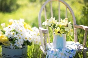Arrangement mit Blumen auf Stuhl