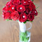 Rote Rosen mit Perle in der Blüte