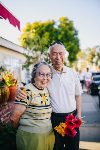 Portrait von glücklichen Rentnern und Blumen