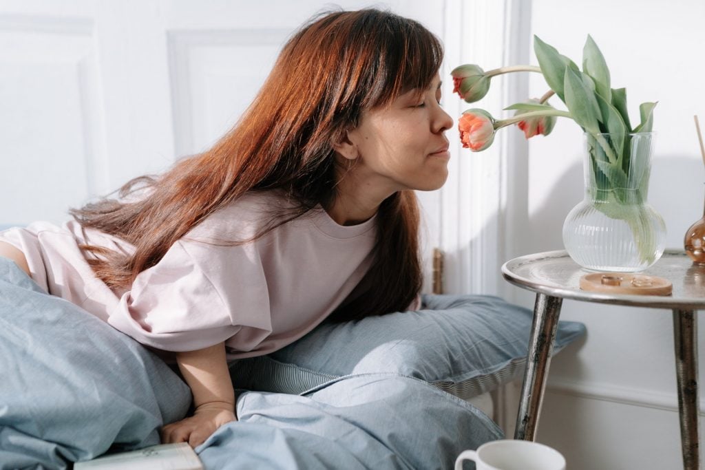 Junge Frau riecht an Tulpen
