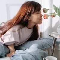 Junge Frau riecht an Tulpen