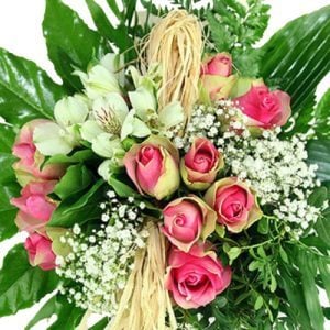 Blumenstrauß mit grün-rosa Rosen, weißen Alstromerien, Bastschleife und Grün