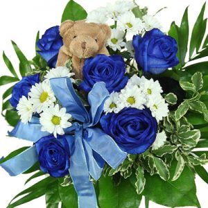 Blumenstrauß mit blauen Rosen und Teddy
