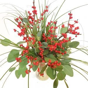 Blumenstrauß mit rotem Ilex, Eukalypthus und Gräsern