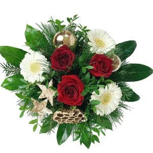 Weihnachtsblumenstrauß mit roten Rosen, weißen Gerbera und Dekoration