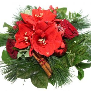 Weihnachts Blumenstrauß mit roten Rosen einer roten Amaryllis und Dekoration